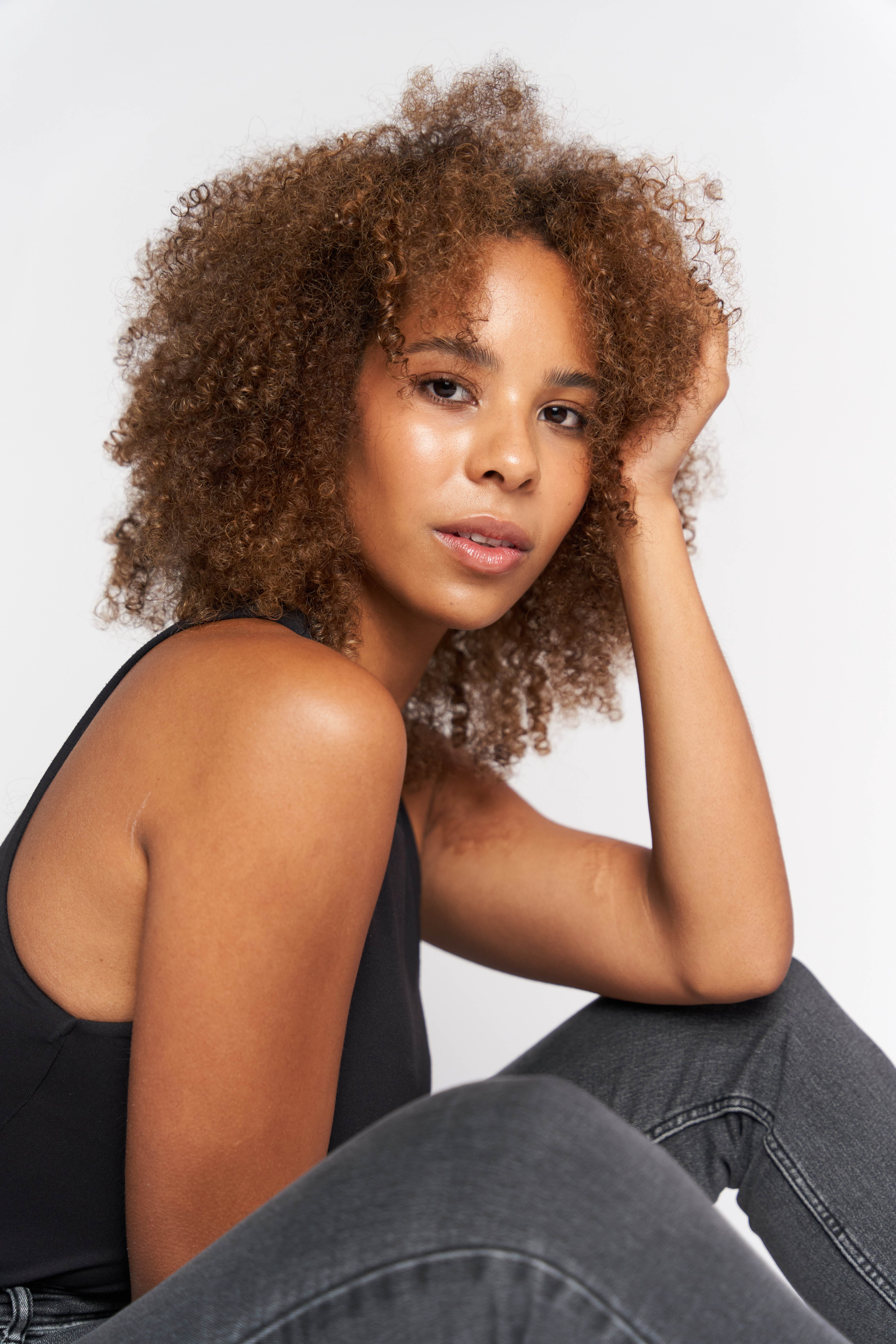 Model Polaroid - Sitting Natural